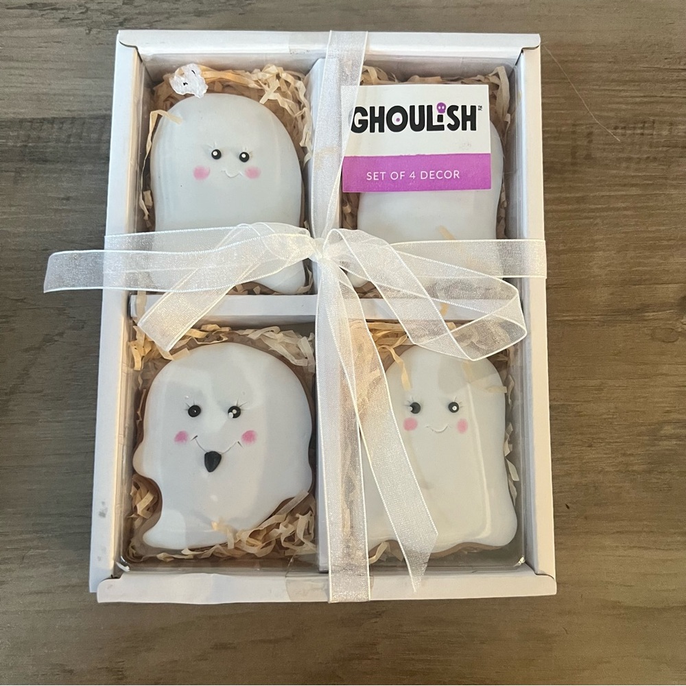 Ghoulish Ghost Decor Set - White
